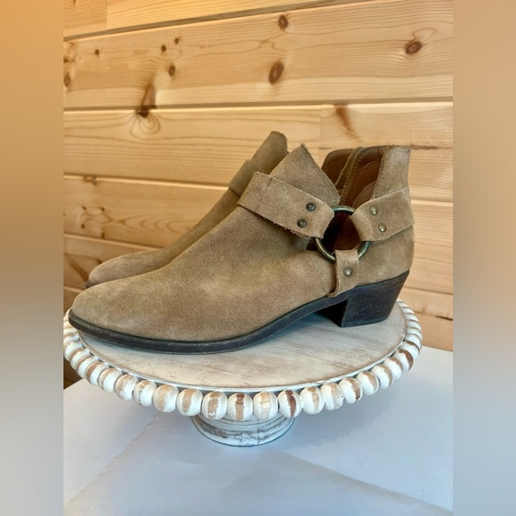 ‼️SOLD‼️ Frye Suede Leather Back-Zip Women’s Ankle Boots Ray Harness Size 10 - Picture 4 of 9